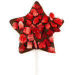 Lizak z mlecznej czekolady z dodatkiem truskawek