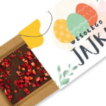 Czekolada mleczna z truskawką w wielkanocnym opakowaniu.