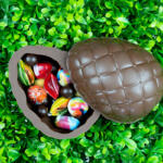 Jajo z czekolady mlecznej z pralinami