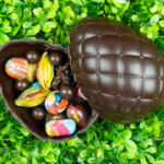 Jajo z czekolady ciemnej z pralinami