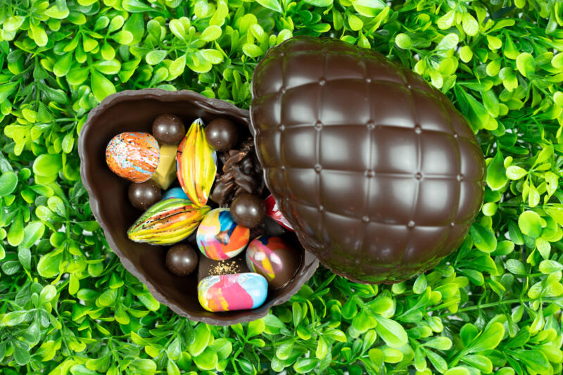 Jajo z czekolady ciemnej z pralinami Jajo z czekolady ciemnej z pralinami