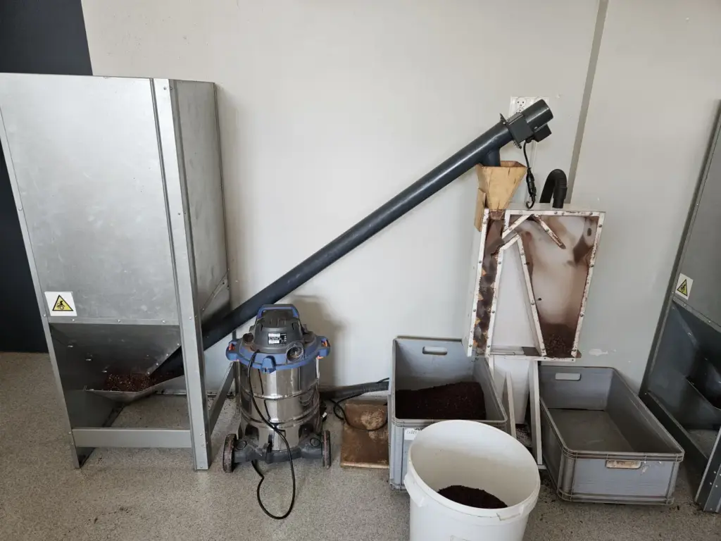 Autorska maszyna do śrutowania i precyzyjnego odwiewania łuski kakaowej od ziarna (winnowing) zaprojektowana i zbudowana przez Beskid Chocolate